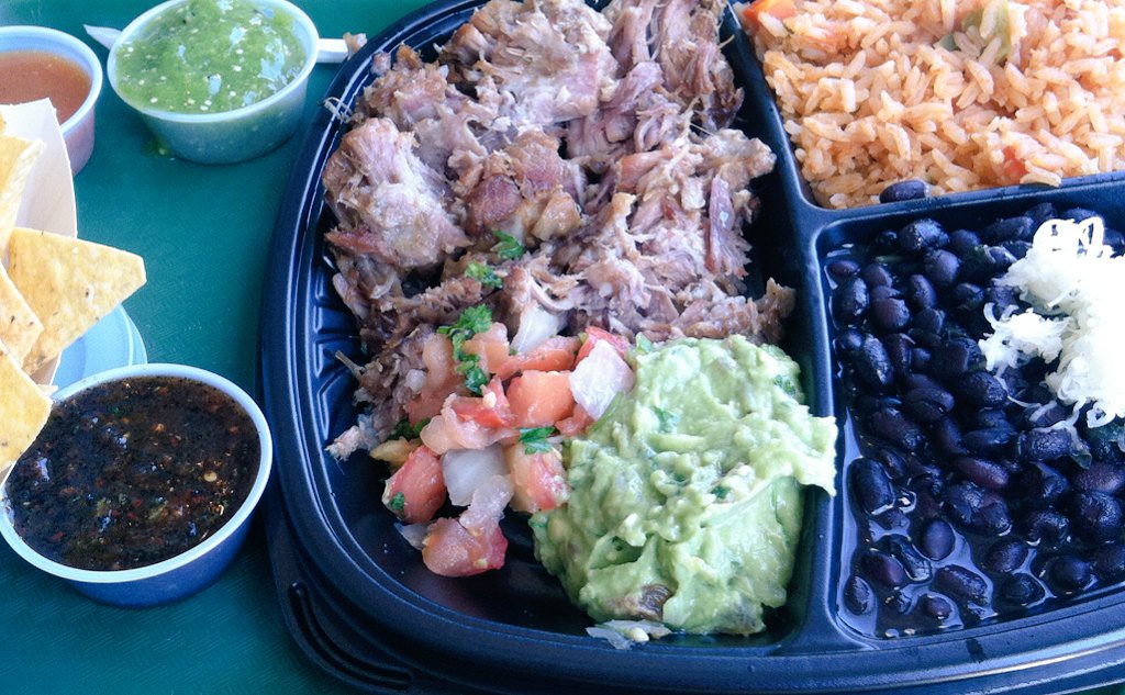 foodyporn's tweet photo. @poquitomas #CarnitasPlate #CornTortillas #BlackBeans #SideOfRice https://t.co/gb4bBcWdYv