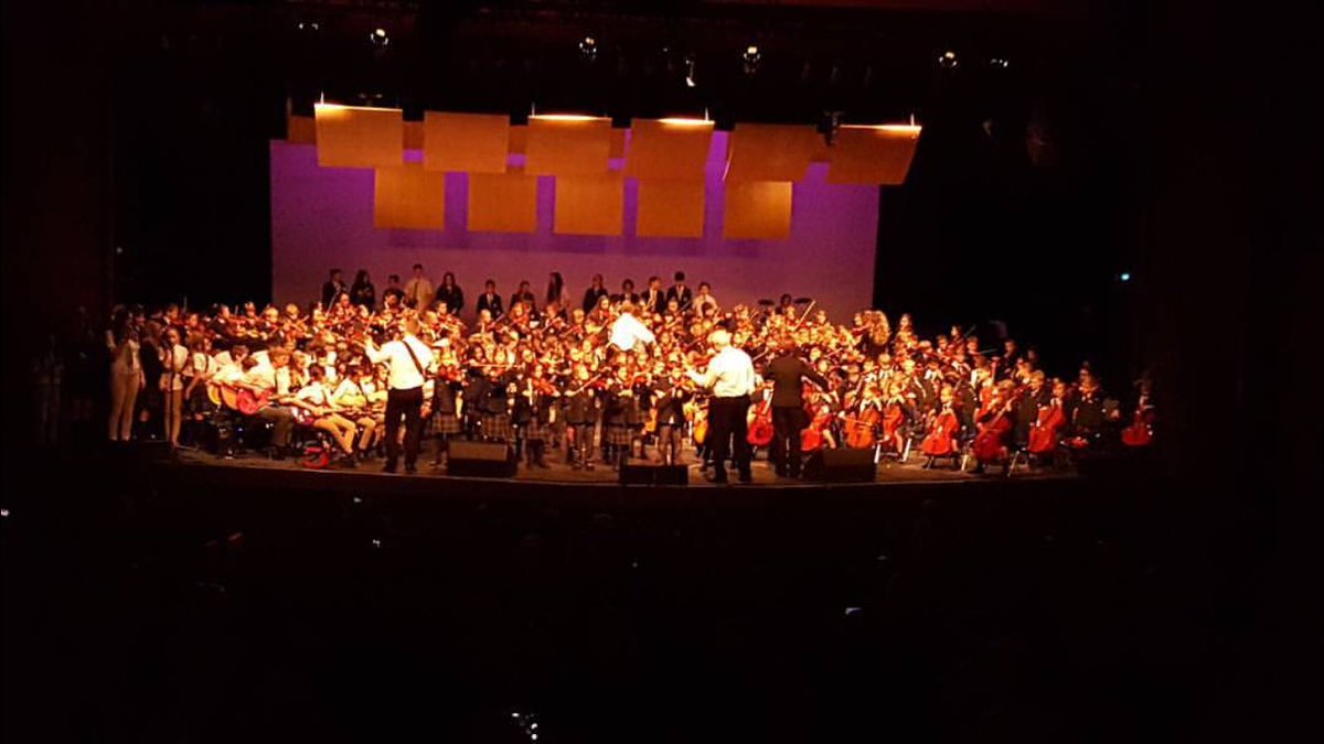 ckuhn26's tweet photo. One more from One Love 💓🎻🎸🎤 #musicshow #2016 #U2 #mashed #BobMarley #finale @aberdeenhallPS https://t.co/drl7MvyCn5