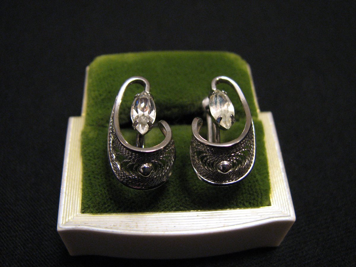 JewelryHoarder's tweet photo. Antique Am Lee Sterling Florentine Filigree Crystal Diamond Rhinestone Screwback Earrings https://t.co/rEgtVEwke6 https://t.co/o4Bjo2yQD9