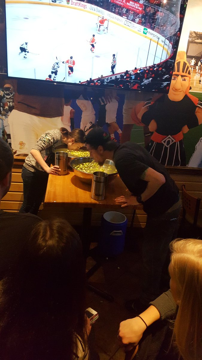 Applebeesbar191's tweet photo. Our bobbing for appleballs event turn out a hit. Thanks for everyone who came out! #lvbeerweek #beerweek2016 https://t.co/G9o7IceiXK