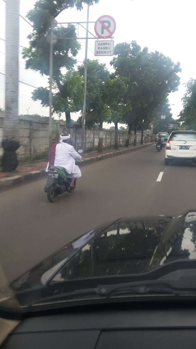 aMinoruKondo's tweet image. Helm model baru ya???
Sering lihat helm yang seperti itu, walaupun ada polisi tidak di tegur.
#lapor