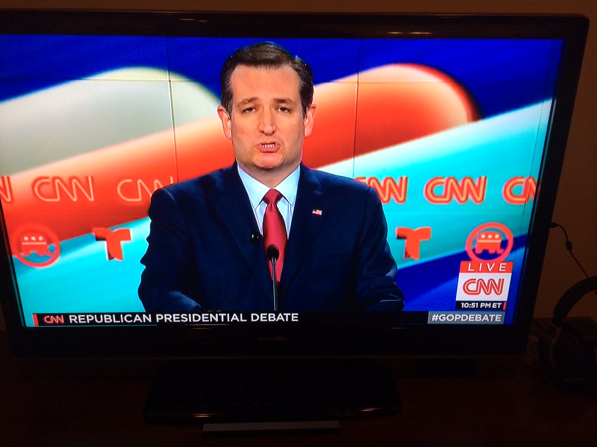 DAVIDCARROLL3's tweet photo. So, nobody in the #TedCruz campaign told @CNN, "Hey, that looks like a giant hot dog behind our guy! #GOPDebate https://t.co/SRiaTMYupi