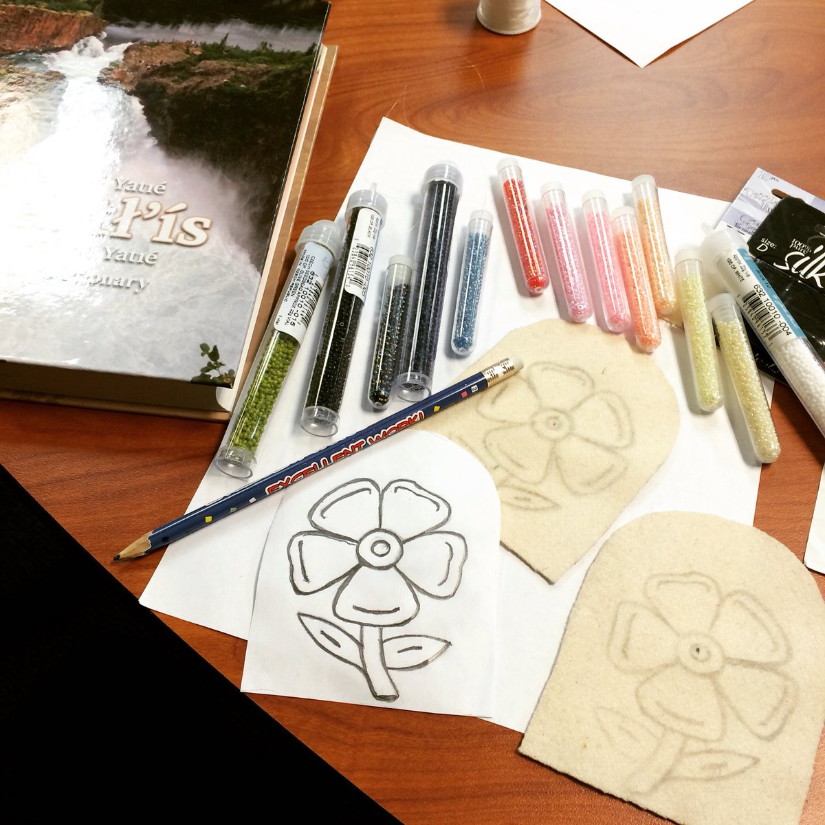 DeneLegalEagle's tweet photo. Our laws are also embedded in our patterns. #LanguageClass #Dene #FivePetal #Stories https://t.co/zpl8o9f1Vu
