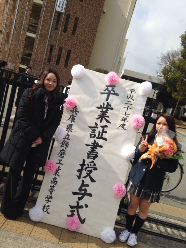 7yanchan's tweet photo. 中学校卒業してから辛い思いさせてばっかでろくでもないこんな娘を見捨てずにどんなものよりも1番大事に。
女1人でここまで育ててくれて、守ってくれて。
何があっても私を信じてくれた。
私は貴方のような人��なりたいです😊
本当にありがとう https://t.co/lAD4M7uZax