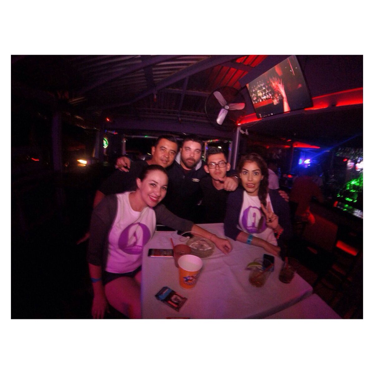 Marielals's tweet photo. Día 2 finalizado... #Ambientalfm #BootyBar #Roatan https://t.co/4Ikp3cqUWM