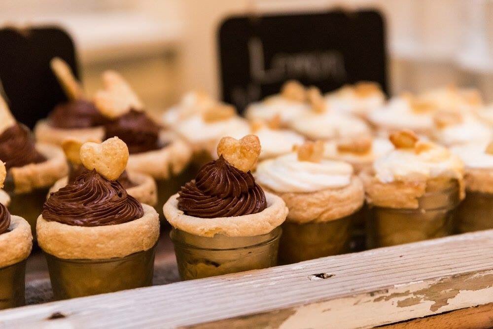 sarastipsypie's tweet photo. Popular wedding desserts this past month. #piepals #frenchsilk #wedding #pie https://t.co/pHIbkMeE52