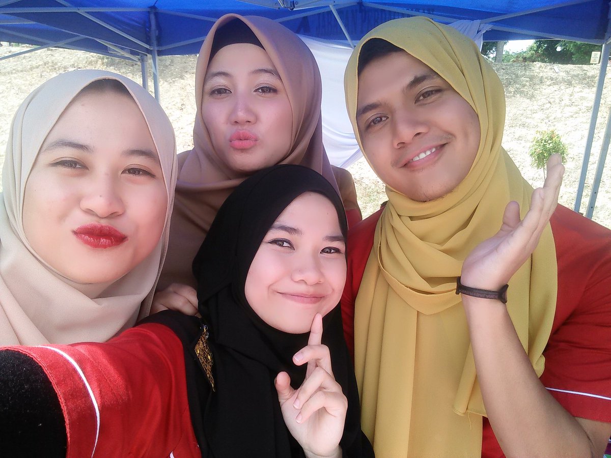 Mardhiah19's tweet photo. Hijabistailistahipsta bersama abang cantikkkkkkkk.💃💃
Jom singgah booth kami tengok apa yang ada.@TwtPMM @tuitpmm https://t.co/z8DfT0lXrB