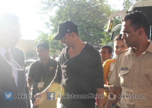 Akkistaan's tweet image. Pics: @akshaykumar sir snapped at Mumbai Airport, Yesterday!