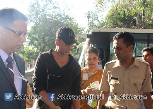 Akkistaan's tweet image. Pics: @akshaykumar sir snapped at Mumbai Airport, Yesterday!