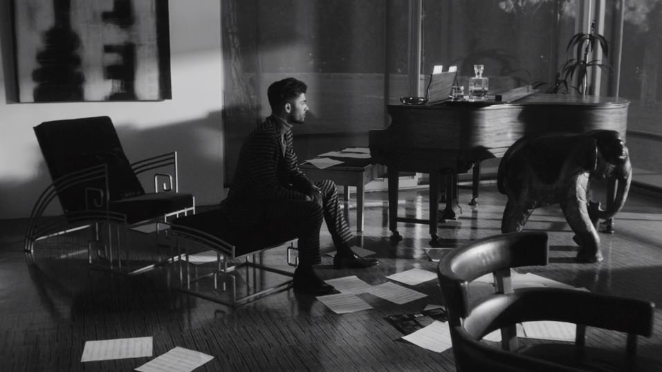 armouredzjm's tweet photo. "Zayn!" A loud shout heard by zayn from the outside

He went near the window and looked outside

"its you, my boys" https://t.co/tH9iZ5oVgs