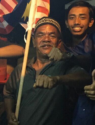 aien_ishaq's tweet photo. Al-Fatihah utk arwah pakcik ni. Arwah lemas ketika cuba selamatkan anggota TUDM yang terhempas. 😔😢 https://t.co/5D73ZUZGcd