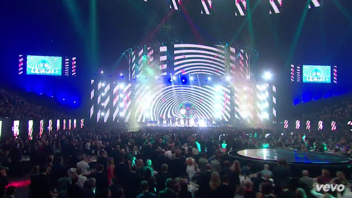 MinniePez's tweet photo. Louis really was standing up during their performance! https://t.co/admOab2LFl