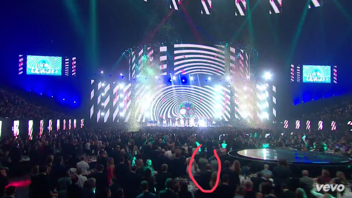 MinniePez's tweet photo. Louis really was standing up during their performance! https://t.co/admOab2LFl