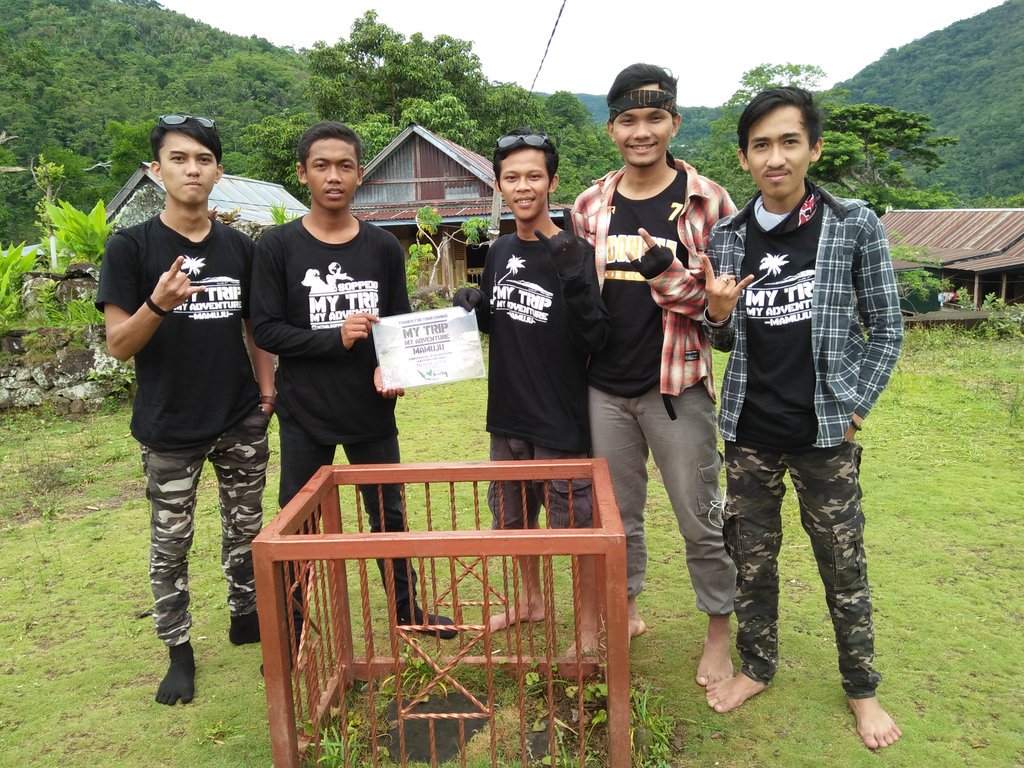 Penyerahan plakat Oleh ketua <a href="/MTMA_SOPPENG/">MTMA Soppeng</a> ke <a href="/MTMA_MAMUJU/">MTMA MAMUJU</a> dalam kegiatan trip bersama di desa umpungeng kab.soppeng