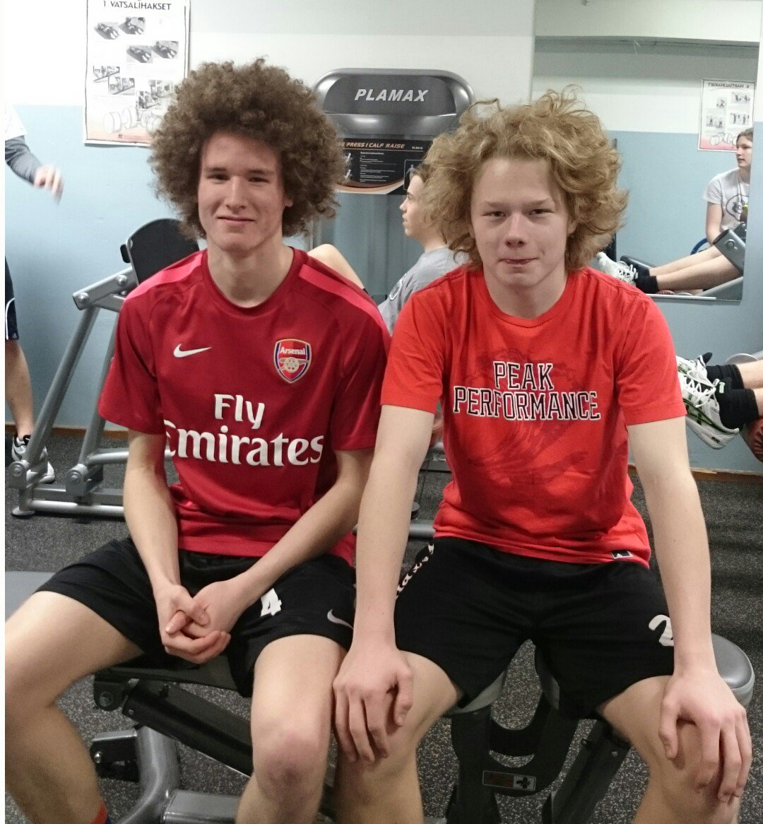 seleino's tweet photo. Viime päivinä puhuttu paljon suojalasien käytöstä #salibandy. Meillä @SBVaasa tosimiehet pitää kypärää, puntillakin https://t.co/tBBtU7wkT4