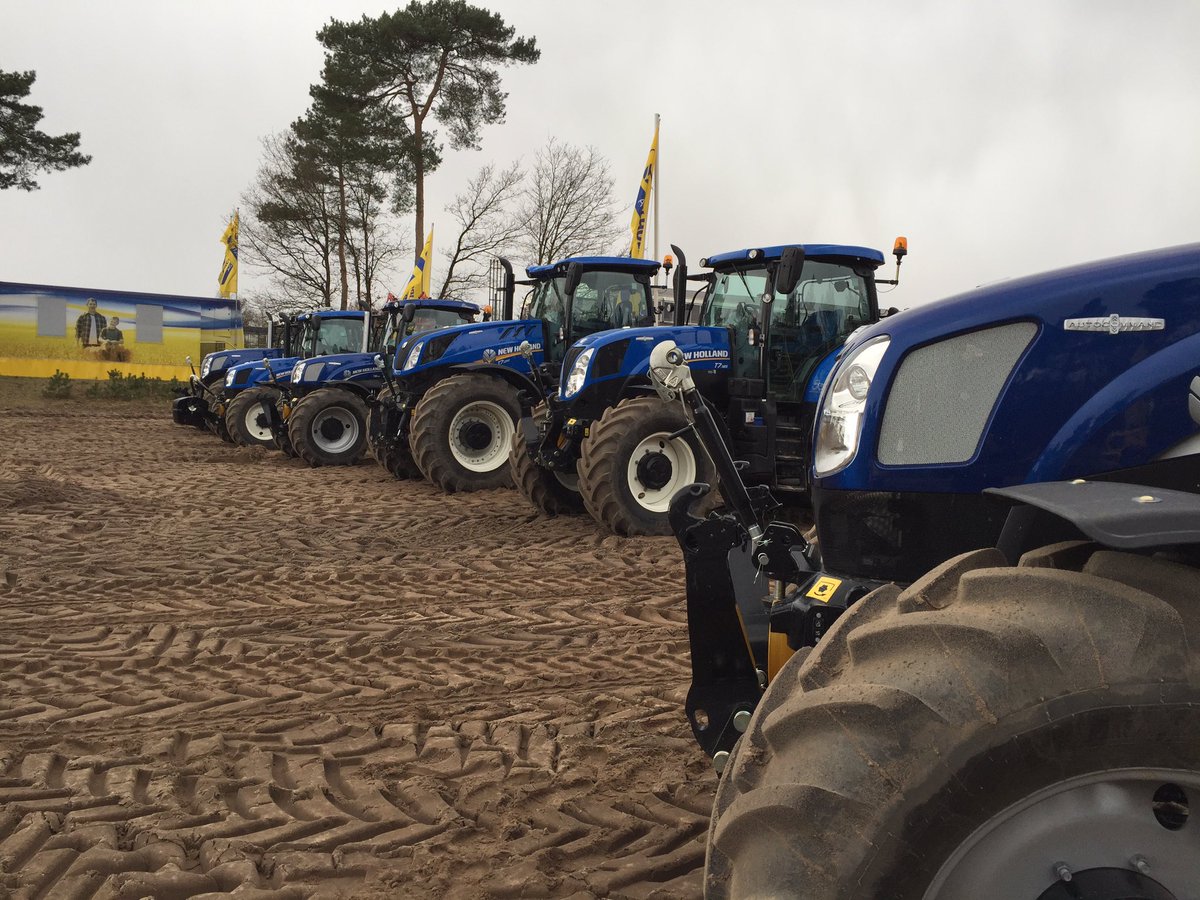 maas_brand's tweet photo. Volop actie in de zandbak tijdens de @NHAgriculture gebruikerstraining in Schaarsbergen. @VanEngelen_BV https://t.co/oZ70SNprl6