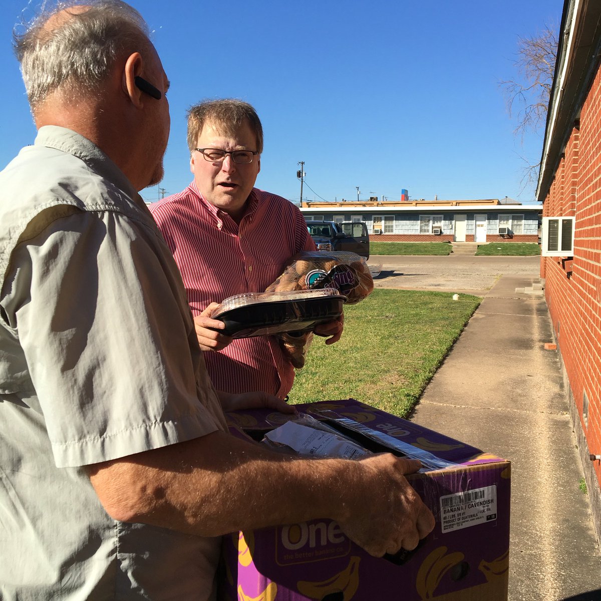 kathygreenatx's tweet photo. Thank you @SenatorBirdwell for joining @CaritasWacoTx and @Shepherdsheart to learn more about hunger. #cafbtx https://t.co/nrLMesIt8s