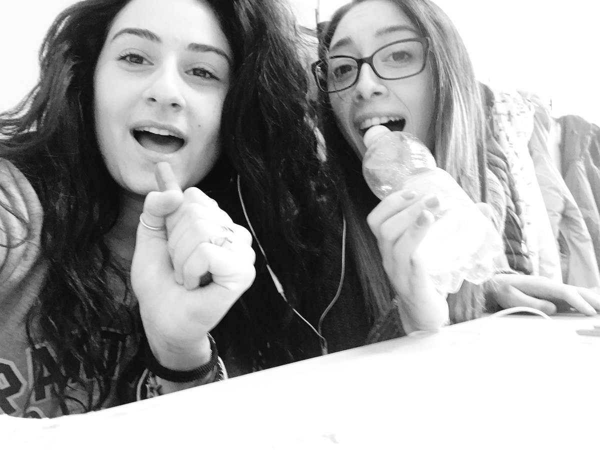 martiemme_'s tweet photo. Noi facciamo #Similiin10mosse anche in classe 💪🏻🎤 @LauraPausini siamo pronte per #pausinistadi 🍀❤️😍 https://t.co/VnLVwvPYTo