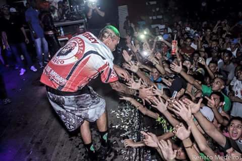 FamosinhoP's tweet photo. As paredes chega trinca e a cidade pega fogo🔥🎶💚 https://t.co/YhgacPJcai