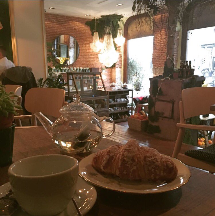 tatycalvo's tweet photo. #bumpgreen #madrid #greatbreakfast #croissant #jazmintea #naturalfood https://t.co/YRaxKkfZNq