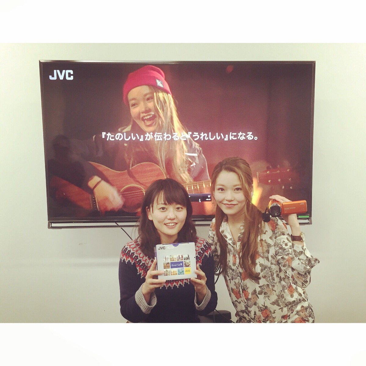 ChiyoHiraoka's tweet photo. たくさんサポートしてくれたスタッフの杉ちゃんと💓また一緒に沖縄行けるようにがんばる（笑）

#jvc #cm #everior #撮影 https://t.co/qDQgPclCn9
