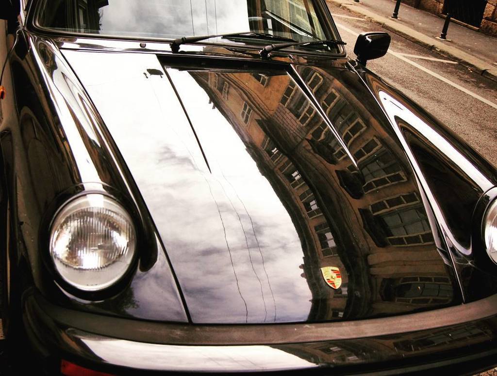 mumbaiinmotion's tweet photo. 🚘🌆 #milano #classiccar #porsche #reflection https://t.co/0bAddUJeMM https://t.co/YogQnonU7o