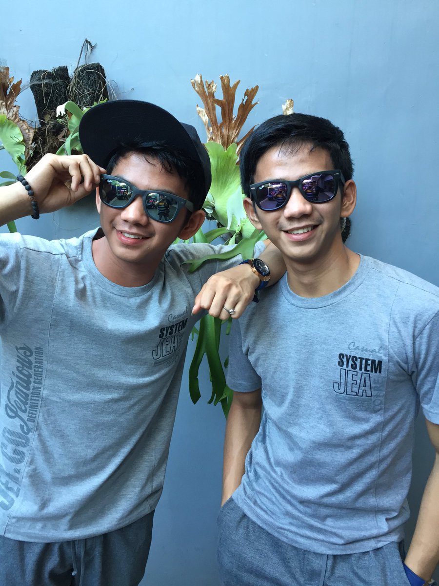 Awas awas kacamata baru
Buaahahhahah

K2RL SELALU SAYANG RIZKIRIDHO
