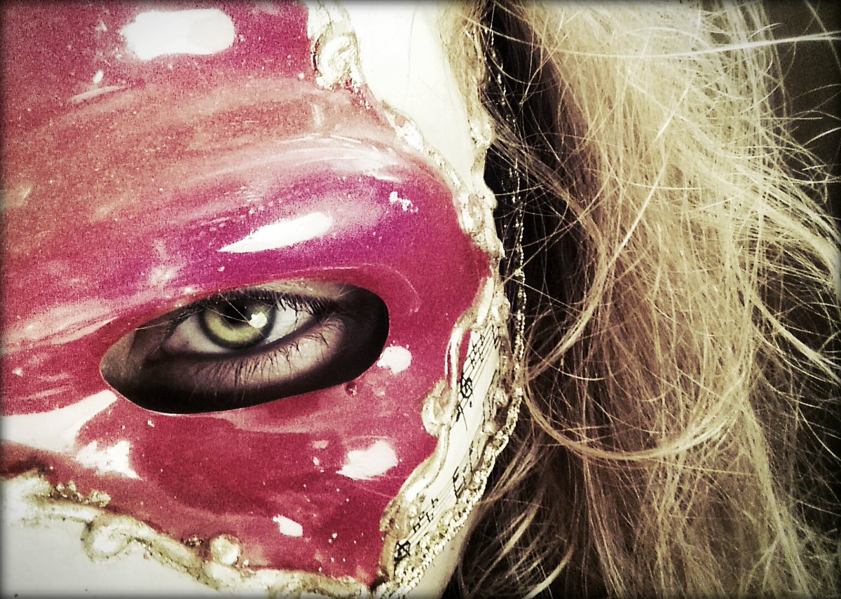 ZSamOfficial's tweet photo. Life isn't about finding urself. Life is about creating yourself.Masks always fall off, be uself #RETWEET #ZombieSam https://t.co/5c24370tSc