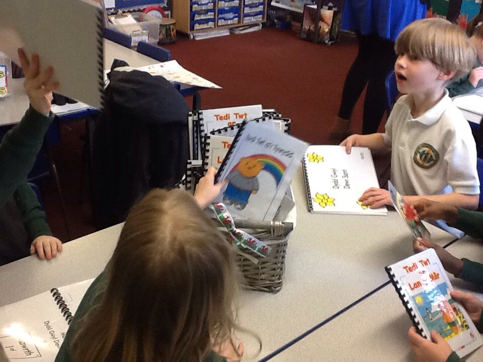 PenllergaerP's tweet photo. We like choosing books to read in Welsh in yr1/2B. Article 7 your right to a name & nationality #PPPRRS #PPSWel π https://t.co/Z7H3cSsXi8