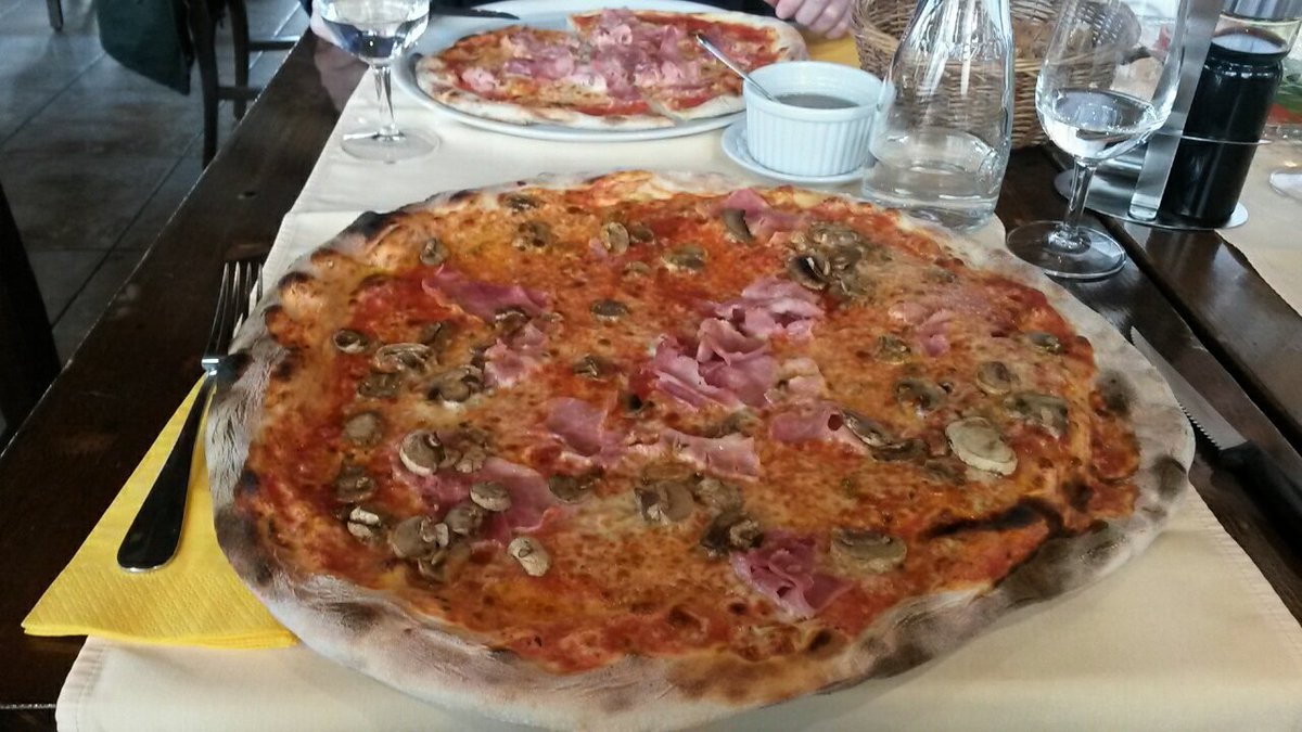 ratschob's tweet photo. Treibstoff für die Heimfahrt ist getankt. Das sollte halten bis am Abend... #biketowork #familypizza https://t.co/OOm1SQBj8N