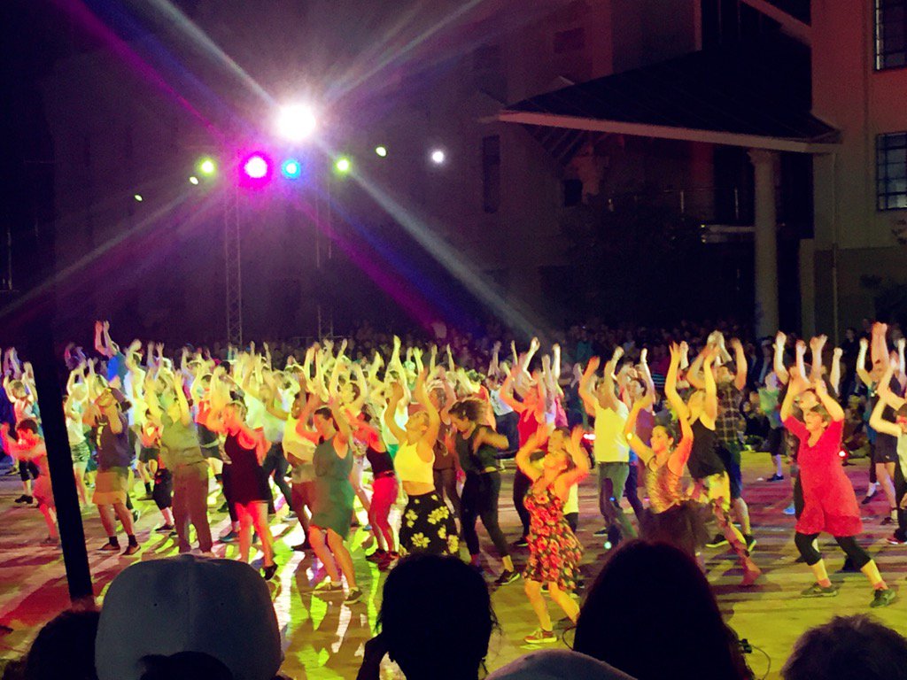 CapDayDom's tweet photo. Put your hands up, Wellington! @nzfestival #nzfestival #KBLetsDance https://t.co/SwfDOfAtjn