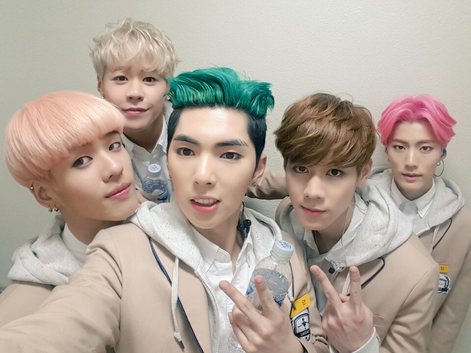 IMFACTofficial's tweet photo. [임팩트] 잠시 후, KBS 뮤직뱅크가 방송됩니다! 꾸럭꾸럭 임팩트의 롤리팝 무대 보시고 불금보내세요♥
#임팩트 #IMFACT #롤리팝 #LOLLIPOP #KBS #뮤직뱅크 #꾸러기 https://t.co/eJb21i9SEy
