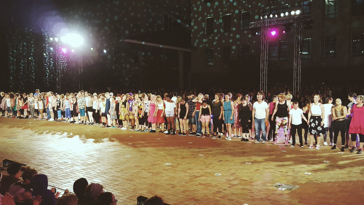 KiwibankNZ's tweet photo. That's a whole lotta' sweat & dedication. Holla 👐 the 150 dancing volunteers! #KBLETSDANCE https://t.co/lyiv6E1ZG0