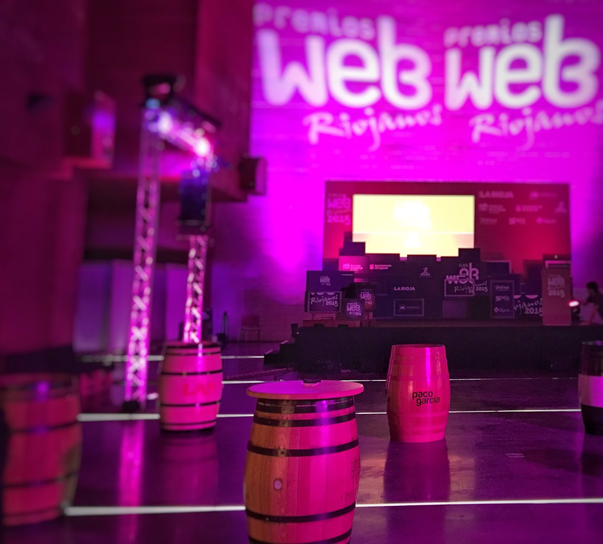 culturadelrioja's tweet photo. Recordando el espectacular @PACOGARCIAWINES presente ayer en el cocktail #PremiosWebRioja https://t.co/EiBY2oOFmD