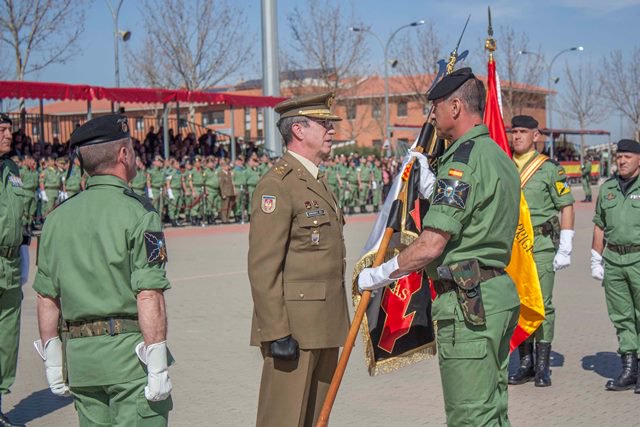 JEME  entrega al Col. Romero Marí la Coronela del Regimiento Nápoles nº4,en Parada Militar aniversario de la #BRIPAC
