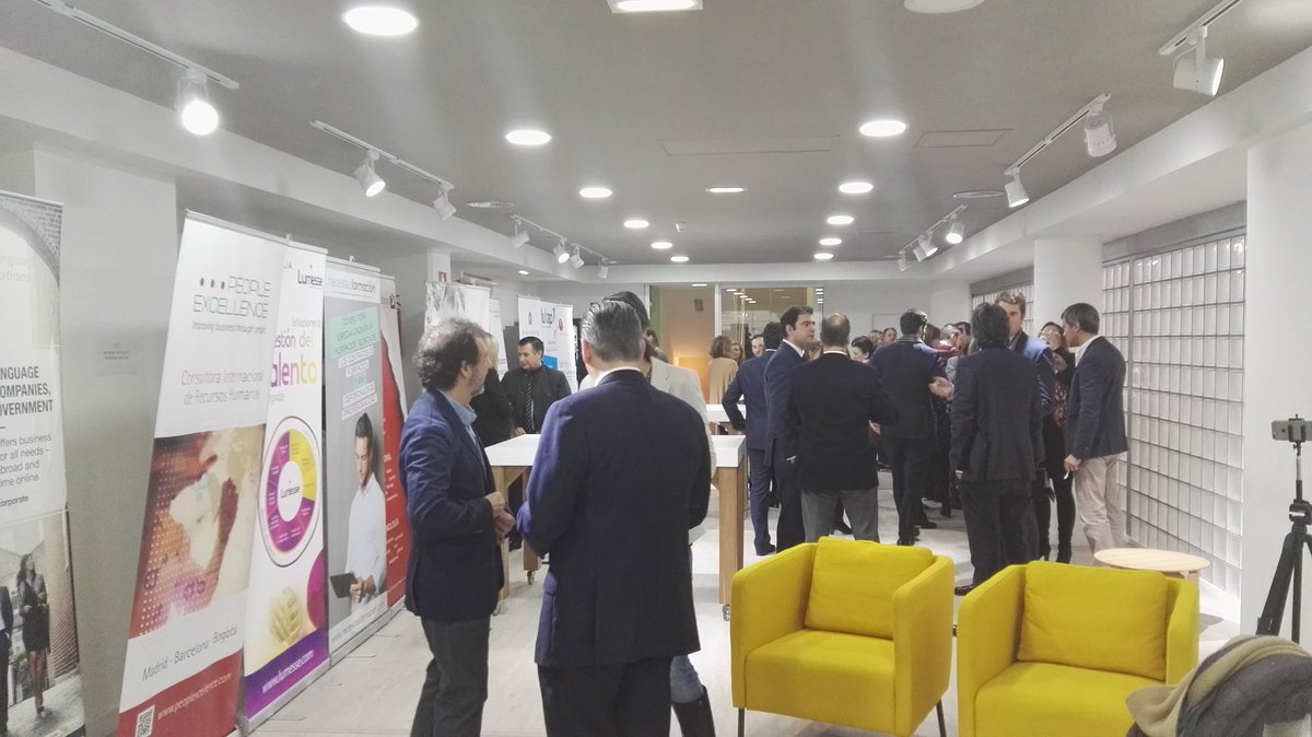 AndresOrtega's tweet photo. A punto de empezar el innovation corner sobre gamificacion con @ValeraMariscal #JornadaAEDRH #4playing ;-) https://t.co/VY9VS4Hs1H
