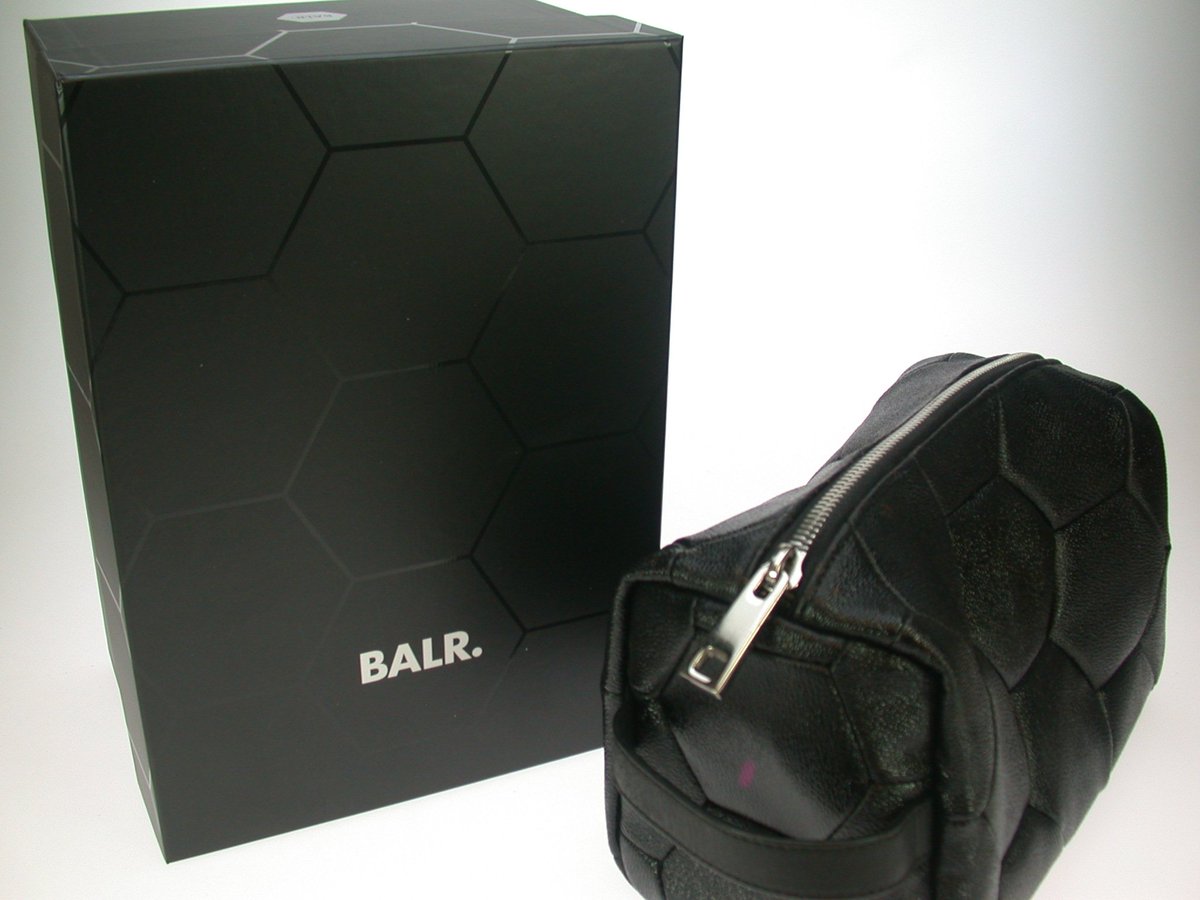 BartHulsegge's tweet photo. Een luxe product in een luxe verpakking.
#BALR  #luxeverpakkingen #doos https://t.co/H9rcgtIsfa