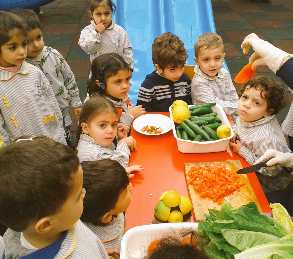 mimikayello's tweet photo. We Are What We Eat #Fruit and Vegetables week #Slices of Tomato #it's a Yummy Salad with KG1"C" @DawhaHighSchool https://t.co/cYiBnLan2O