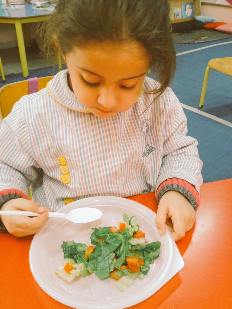 mimikayello's tweet photo. We Are What We Eat #Fruit and Vegetables week #Slices of Tomato #it's a Yummy Salad with KG1"C" @DawhaHighSchool https://t.co/cYiBnLan2O