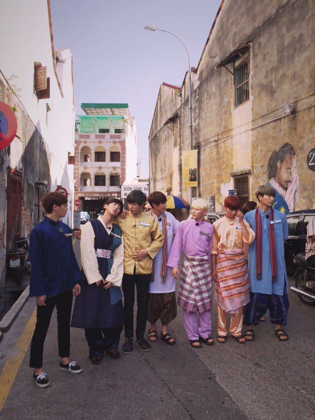 vav_project's tweet photo. #폭염 속에서도 사이좋은 #일곱남자 #VAV! VAV가 각국 전통의상으로 멋낸 사연은? 한시간 후 #저녁7시 #VAV프로젝트 #5회에서 공개됩니다!#다들 #MBC뮤직 으로 모여라~ https://t.co/pp3Oe18XIc