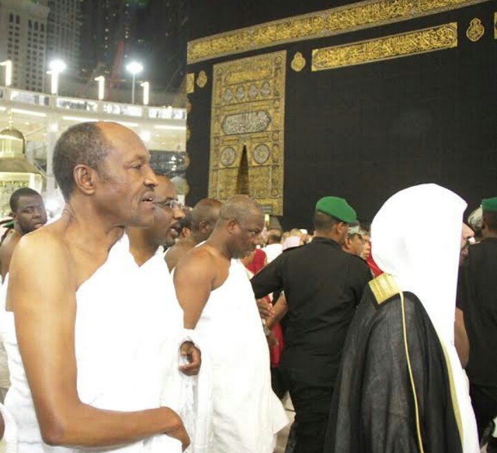 azee60's tweet image. Buhari and the state governors of Borno, Osun and Ogun state are praying for Nigeria in Mecca. barka jumat.