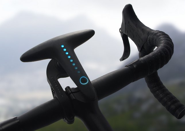 techwearablehk's tweet photo. #Hammerhead 是一款在你騎自行車的時候能��鬆指引你方向的智慧設備。使用時，只需將它固定在自行車頭，在你的智能手機設定好線路，它就能輕鬆並且安全的用led燈指引你前進，左轉還是右轉。 https://t.co/M0uW3WaplS