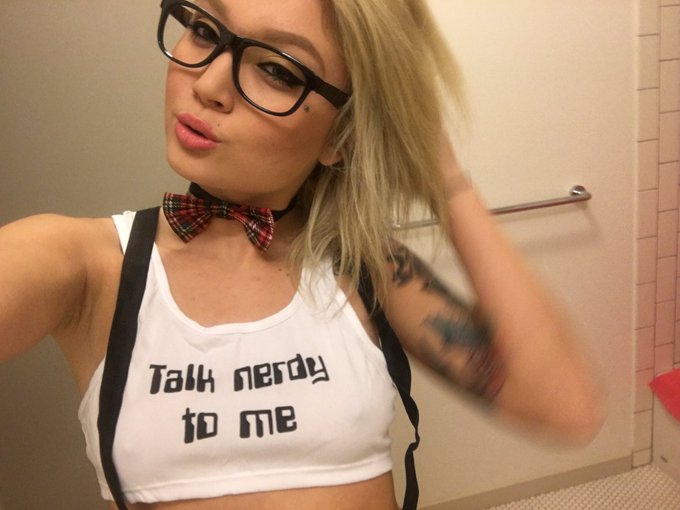 Our webcam chat literally ended up in a nerd fest tbh tonight about seizures and science. 😂😂 https://t