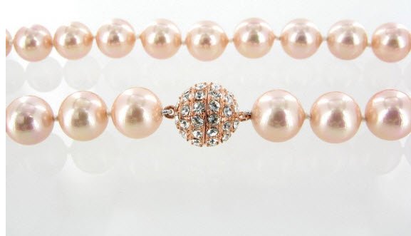 Crown_Jewells1's tweet photo. The shell pearl magnetic necklace £66.95 https://t.co/ttJ6ibZ0CW https://t.co/sQtvydRLIK
