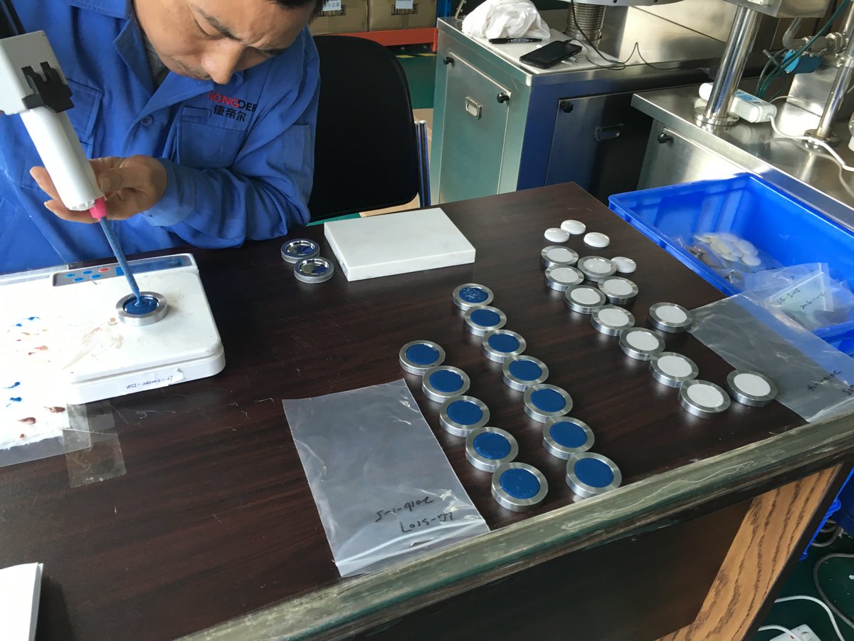 izzylee321's tweet image. Kongder team are busy making glue sample cakes of Avonite Sheet Colors. More glue sample cakes are on the way.