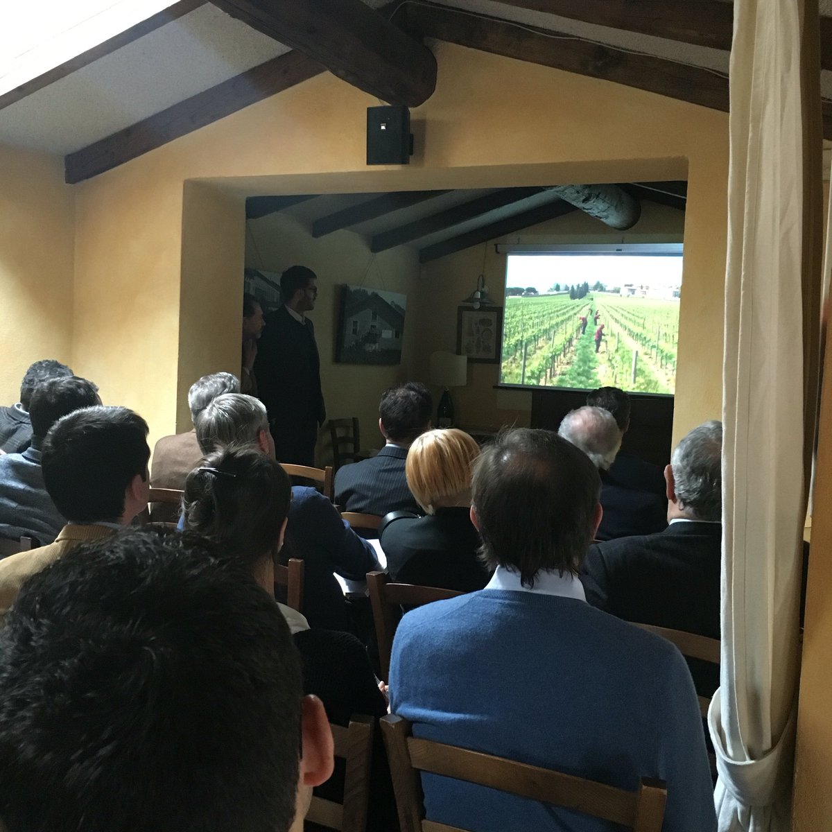 UcciB's tweet photo. Riunione forza vendite 2016, tutto comincia dal territorio e si guarda #FforFranciacorta #Franciacorta #ilmosnel https://t.co/1Vtq3XwMIP