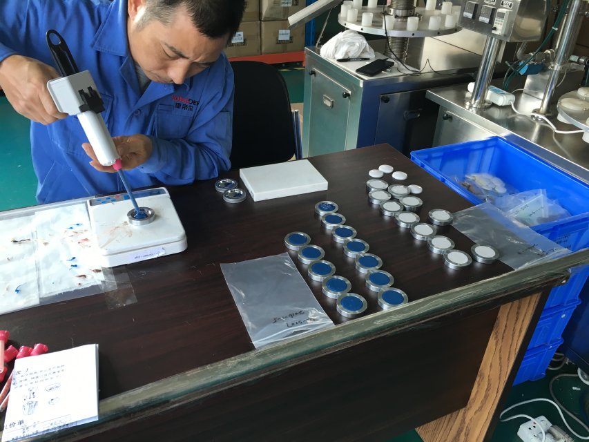 izzylee321's tweet image. Kongder team are busy making glue sample cakes of Avonite Sheet Colors. More glue sample cakes are on the way.