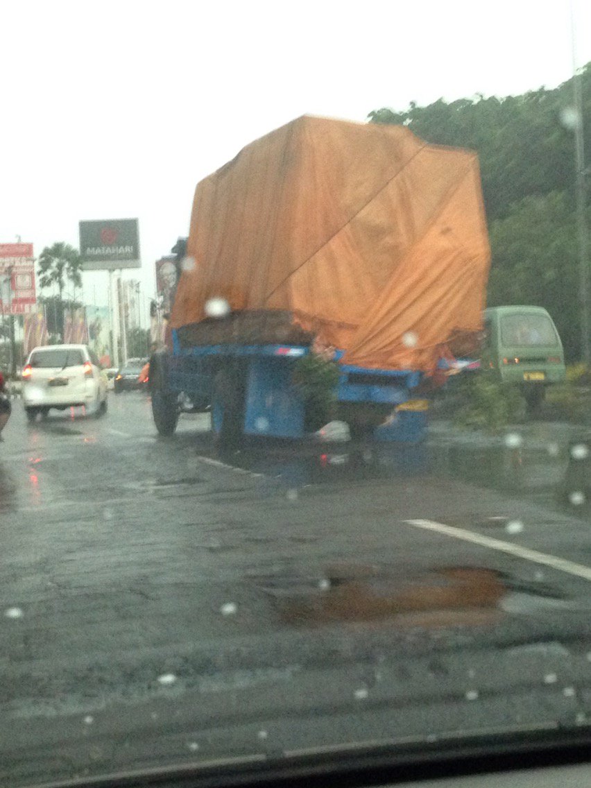 SherSherlySher's tweet photo. @e100ss turun tol waru disambut macet gara2 truk patah ass di bundaran waru https://t.co/5WOC4a5gGy