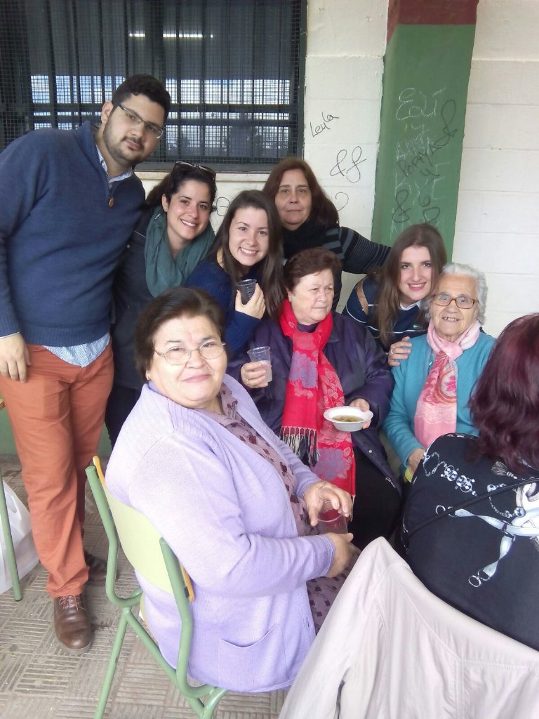 ResFloraTristan's tweet photo. Ayer paramos a comer en el @IesPSur y luego entrevistando a mujeres del taller d costura d @AsocEntreAmigos #8M https://t.co/7hxgkYGt43