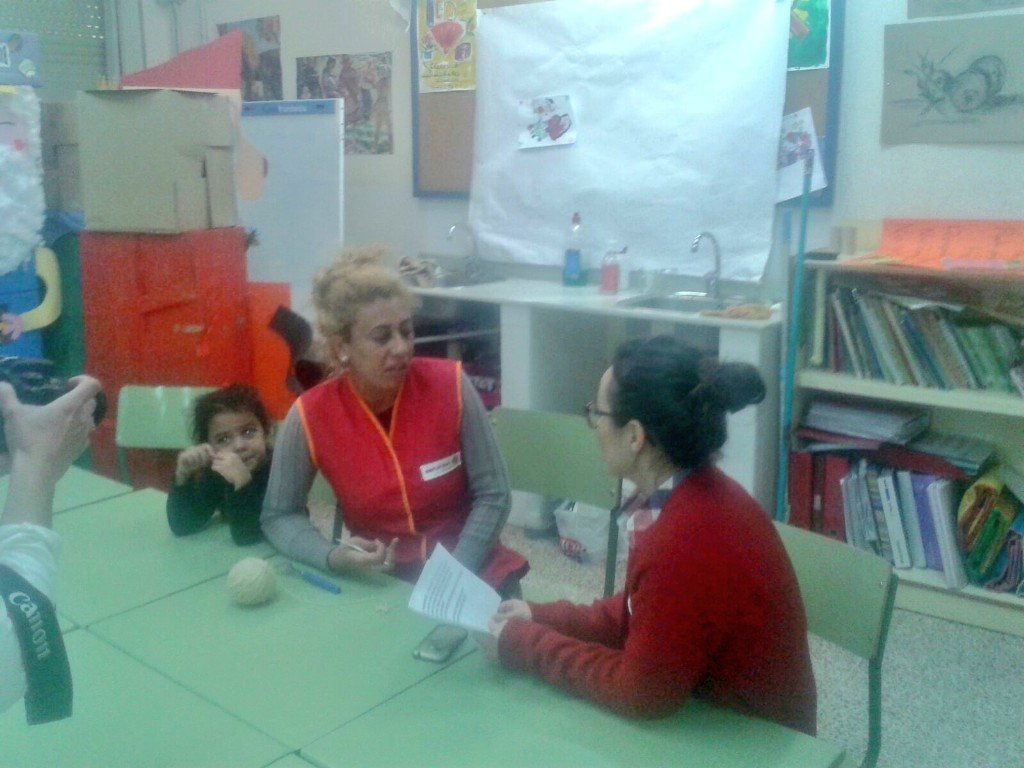 ResFloraTristan's tweet photo. Ayer paramos a comer en el @IesPSur y luego entrevistando a mujeres del taller d costura d @AsocEntreAmigos #8M https://t.co/7hxgkYGt43